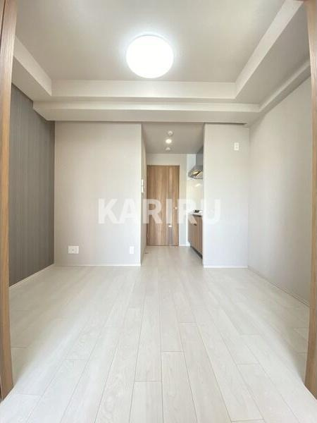 スプランディッド新大阪EASTの居間・リビング|広々とした洋室です