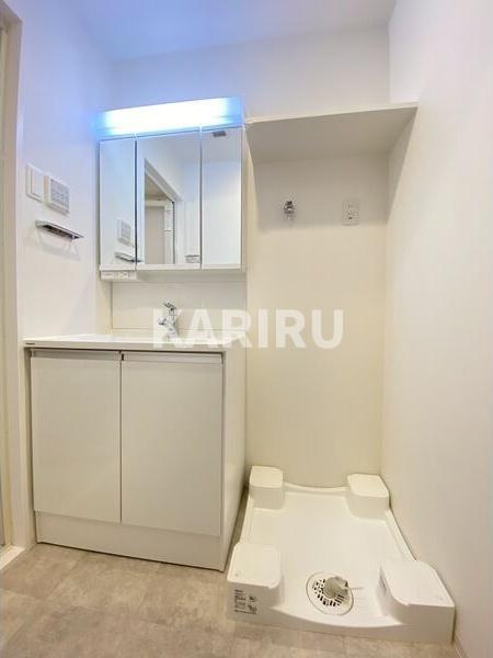 スプランディッド新大阪EASTの洗面所|ゆったりとスペースのある洗面所