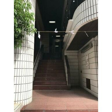 第一東商ビルのエントランス