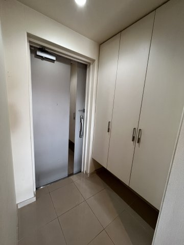 サーパス熊谷駅前の玄関