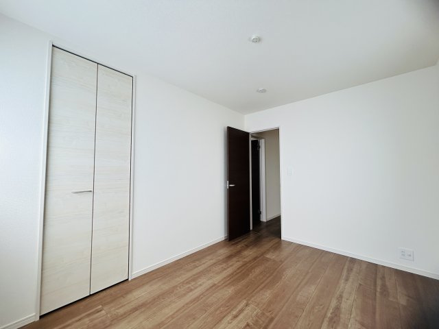 LG八重瀬町具志頭〈8号棟〉の洋室