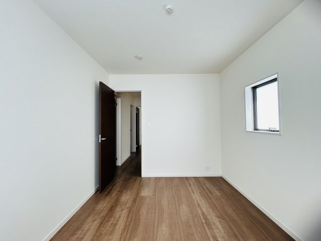 LG八重瀬町具志頭〈8号棟〉の洋室