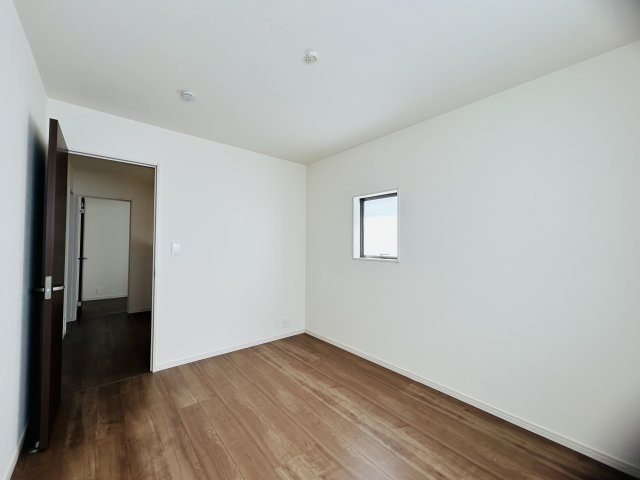 LG八重瀬町具志頭〈8号棟〉の洋室