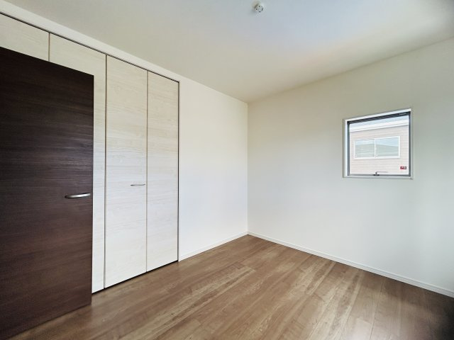 LG八重瀬町具志頭〈8号棟〉の洋室