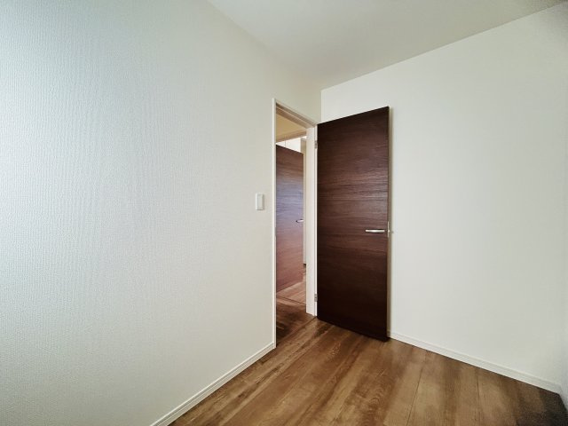 LG八重瀬町具志頭〈8号棟〉の洋室