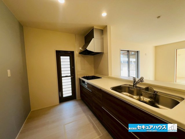 【今から見学可能です！！】豊明市栄町大根　全2棟のキッチン|【キッチン】
◆広々としたキッチンのため、家族で並んで料理できます♪