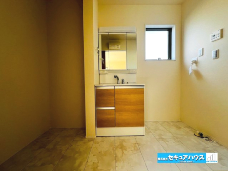 【同施工物件ご案内可能】豊明市栄町大根　全2棟の内観：施工例|【高機能トイレイメージ】
◆高機能トイレの多くは便器のフタの開閉が自動であり、使用後に手動で水を流す面倒もなく非常に便利です。スタイリッシュな見た目で、お掃除しやすく、節水効果が高いです。
