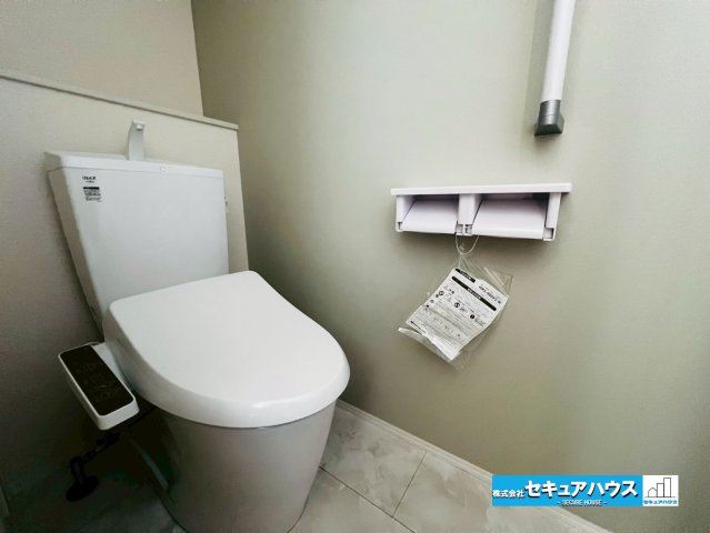 【今から見学可能です！！】豊明市栄町大根　全2棟のトイレ|【高機能トイレ】
◆高機能トイレの多くは便器のフタの開閉が自動であり、使用後に手動で水を流す面倒もなく非常に便利です。スタイリッシュな見た目で、お掃除しやすく、節水効果が高いです。
