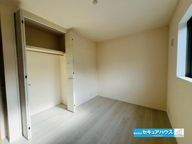 【今から見学可能です！！】豊明市栄町大根　全2棟の洋室|【洋室】
◆広々とした居住空間は日々の暮らしを彩り、心のやすらぎと満足感を与えてくれます。通風と採光を考慮した設計は子供たちはのびのび育ち、家族でくつろぎと団らんを生み出します。