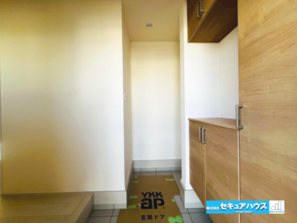 【今から見学可能です！！】豊明市栄町大根　全2棟の玄関|【玄関】
◆お家に出会う人々を迎える玄関だからこそ、広々清潔感あふれる空間にしたいものです。採光・通風にも配慮された設計で毎日明るい空間をキープします♪