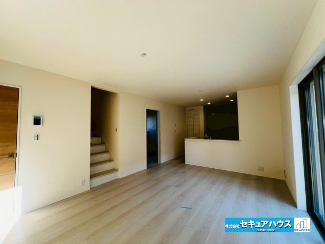 【同施工物件ご案内可能】豊明市栄町大根　全2棟の内観：施工例|【LDKイメージ】
◆通学から帰宅し、リビングルームで会話を楽しむ子ども達。リビングから臨む景色は太陽色に染まり、解放感溢れゆったりとしたひと時を過ごすことが出来る素敵な空間です。