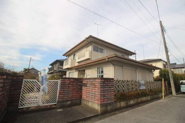 壬生町壬生丁　2期の外観|落ち着いた色合いが印象的な2階建て住宅。植栽や門まわりも整っており、道路からの見た目もきれいで丁寧に使われてきたことが伝わります。