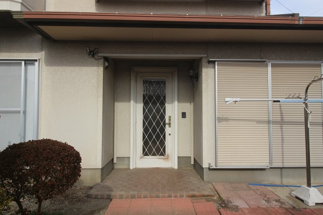 壬生町壬生丁　2期の玄関|屋根付きで雨の日も出入りしやすい玄関。採光もあり、帰宅時に明るい印象を与えてくれる落ち着いた雰囲気です。