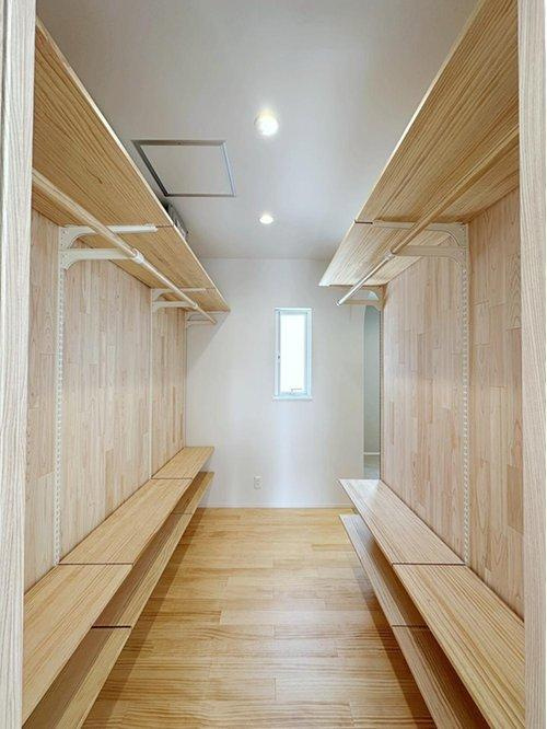 安佐南区高取南1丁目 No.1の収納|(類似仕様物件)シューズインクローク兼ファミリークロゼット☆
屋外用品はもちろんアウターなども収納できるようになっています。
可動棚で組み換えは自由自在♪
理想の収納スペースをお作りいただけます！