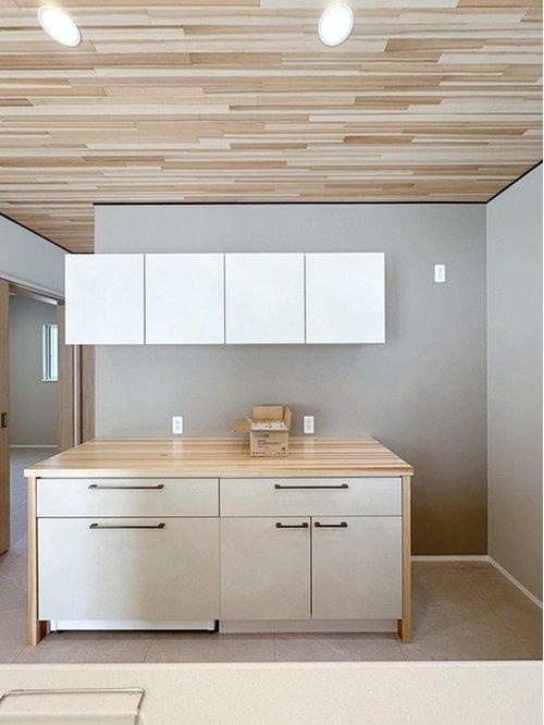 安佐南区高取南1丁目 No.1のキッチン|(類似仕様物件)おしゃれな食器棚☆
既設の食器棚は地震にも強く転倒の心配もありません。
一般的な物より奥行きを広く取ることにより大きな家電もスッキリ置けるように作られています。