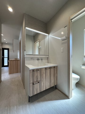 安佐南区高取南1丁目 No.1の独立洗面台|(類似仕様物件)シャワー付き洗面化粧台☆
洗面化粧台は三面鏡タイプとなっており身支度もしやすくなります！
更に脱衣所と別れた場所に設置されているため使い勝手の良い洗面台です♪