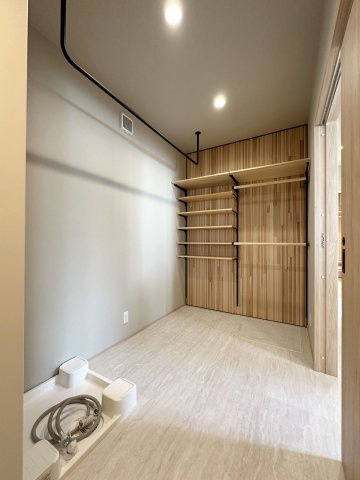 安佐南区高取南1丁目 No.1の浴室|(類似仕様物件)脱衣所☆
独立した脱衣所で収納棚もついているため着替えなども収納しやすくなっています！
洗面所と分かれているため家族間のプライバシーもしっかり守られます♪