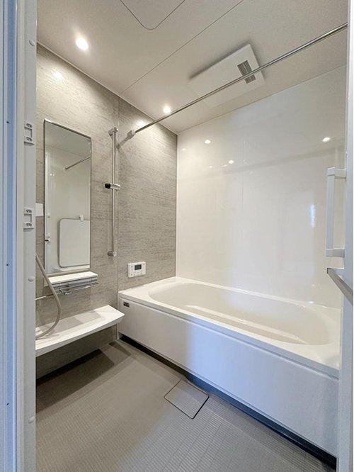 安佐南区高取南1丁目 No.1の浴室|(類似仕様物件)タカラスタンダードの浴室乾燥機付きシステムバス☆
全面マグネット対応のホーローパネルでお手入れも簡単です。
浴槽は魔法瓶のような構造になっており、お湯が冷めにくく節電にもつながります。