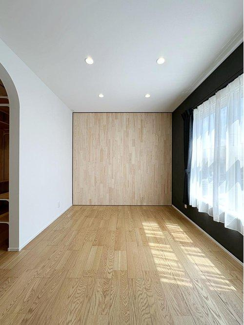 安佐南区高取南1丁目 No.1の寝室|(類似仕様物件)2階の主寝室☆
アクセントウォールには無垢の木材化粧を施しおしゃれで落ち着きのある空間となっています。