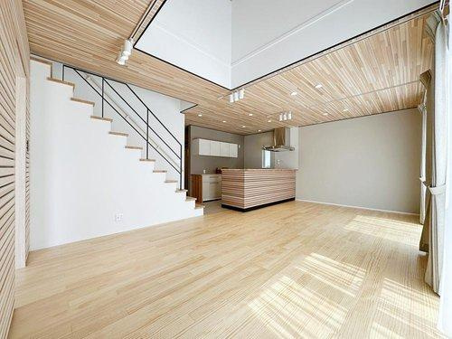 安佐南区高取南1丁目 No.1の居間・リビング|(類似仕様物件)リビング用のエアコン、全部屋照明器具付き、ダイニングテーブルセット、ソファ、テレビ台、食器棚、全室カーテンをプレゼント☆
必要な家具は一式揃っているのですぐに生活が始められます！