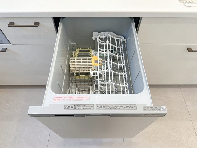 安佐南区高取南1丁目 No.1のキッチン|(類似仕様物件)4人から5人分の食器洗浄乾燥機☆
水道代の節約にもなり、家事の時短もできる優れ物です♪
スライド式で上から全体が見えるため食器の出し入れもスムーズです♪