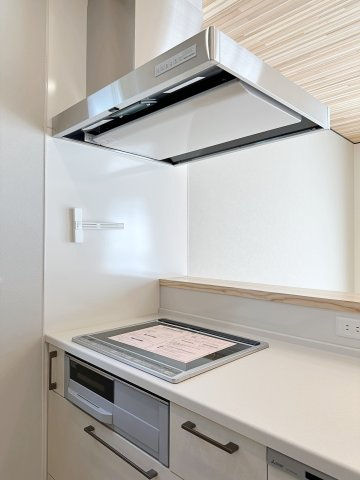 安佐南区高取南1丁目 No.1のキッチン|(類似仕様物件)IHクッキングヒーター☆
火が出ないために安全性も高いと考えられます。 さらに、安定した加熱管理制御が容易に行えるため、素材を均一に加熱する料理やスープなどの液体の加熱に適しています♪