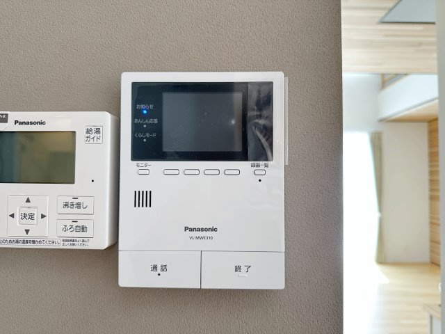 安佐南区高取南1丁目 No.1の防犯設備|(類似仕様物件)ドアホン☆
来客があったとき、室内からカメラやマイクを使って相手や用件を確認できます。相手を事前に確認することができ、訪問販売対策や防犯面でも役に立つアイテムです♪