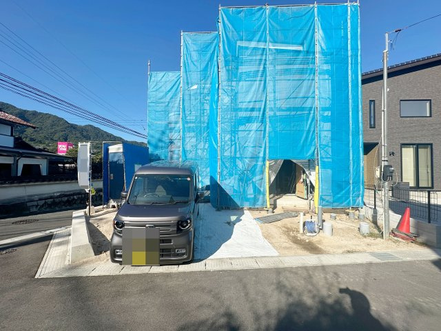 安佐南区高取南1丁目 No.1の駐車場|車は並列2台駐車可能☆
来客時はもちろん、お子様が車を持った際も安心して停められます。