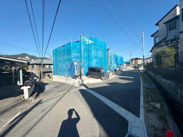 安佐南区高取南1丁目 No.1の前面道路含む現地写真|前面道路は広々としており角地のため日当たりもよく開放的です♪