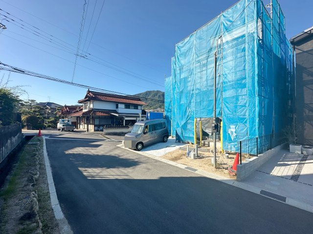 安佐南区高取南1丁目 No.1の前面道路含む現地写真|約4.7mの前面道路で居住者しか通らない道のため交通量も少なく駐車もしやすいです♪