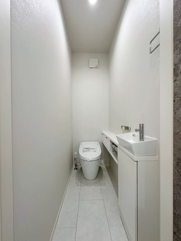 廿日市市阿品4丁目 No.5のトイレ|1階のウォシュレットトイレ☆
自動開閉機能付きの高機能タンクレストイレです♪