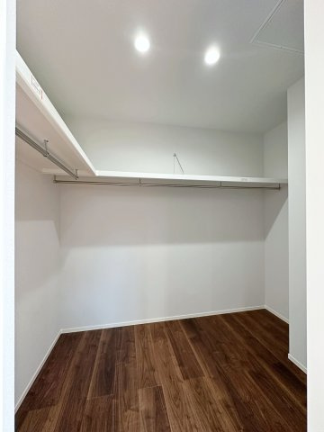 廿日市市阿品4丁目 No.5の収納|全居室収納☆
7帖の主寝室はたくさん収納できるウォークインクローゼットです♪