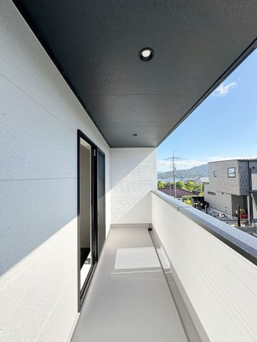 廿日市市阿品4丁目 No.5のバルコニー|ルーフバルコニー☆
広々としたスペースなので洗濯物などの作業もしやすいです♪