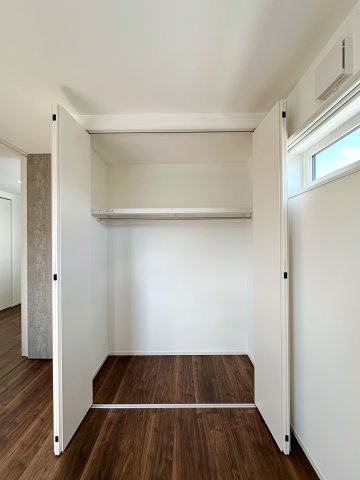 廿日市市阿品4丁目 No.5の収納|全居室収納☆
5.2帖洋室のクローゼットです♪