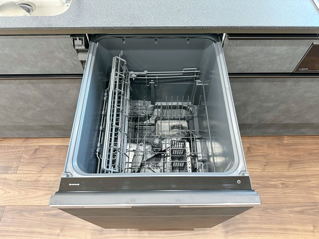 廿日市市阿品4丁目 No.5のキッチン|4人から5人分の食器洗浄乾燥機☆
水道代の節約にもなり、家事の時短もできる優れ物です♪
スライド式で上から全体が見えるため食器の出し入れもスムーズです♪