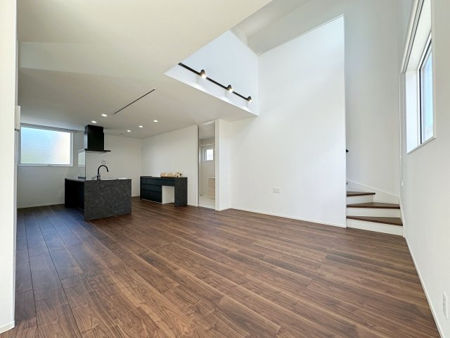 廿日市市阿品4丁目 No.5の居間・リビング|19帖の広々としたリビング☆
完成済のため365日ご案内可能♪
「今日見たい」にも対応します！