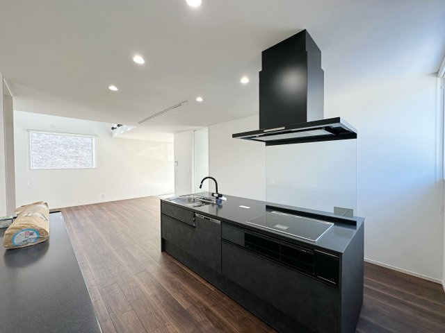 廿日市市阿品4丁目 No.5の居間・リビング|19帖の広々としたリビング☆
アイランドキッチンでおしゃれで使いやすいキッチンです♪