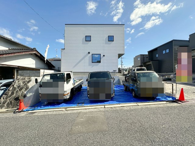 廿日市市阿品4丁目 No.5の駐車場|カースペースは並列3台駐車可能☆
広々とした駐車スペースは来客時も安心です♪