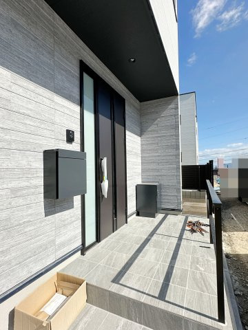 廿日市市阿品4丁目 No.5の玄関|宅配BOX付き玄関ポーチ☆
屋根も付いており、雨が降っても濡れる心配はありません♪