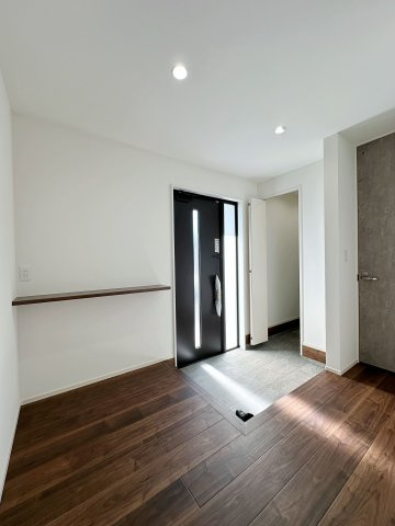 廿日市市阿品4丁目 No.5の玄関|玄関ホールは広く開放的です♪
