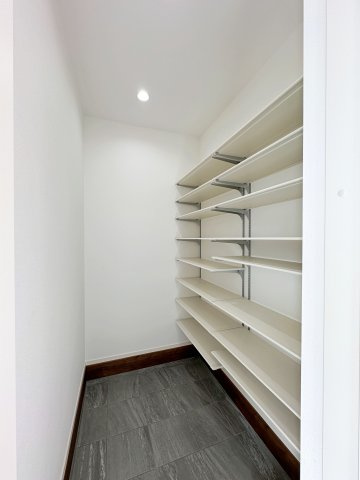 廿日市市阿品4丁目 No.5の収納|シューズインクローク☆
可動棚で好きな高さに調整可能！
靴だけでなく外で使う用具やお子様のおもちゃなども帰ってきてそのまま収納することができます♪