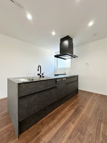 廿日市市阿品4丁目 No.5のキッチン|人造大理石天板使用のシステムキッチン☆
人造大理石天板は水垢が付きにくく汚れが落ちやすいのでお手入れも楽ちんです♪