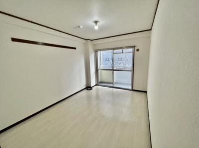 【洋室】 | メガログリース | 白基調で明るいお部屋になっております