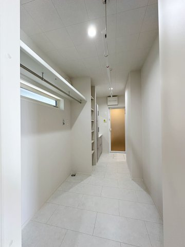 廿日市市阿品4丁目 No.2の収納|洗面所横のランドリースペース☆
洗濯機から出してそのまま干すことができるのでとても便利です♪