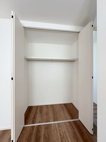 廿日市市阿品4丁目 No.2の収納|全居室収納☆
6.8帖洋室のクローゼットです♪