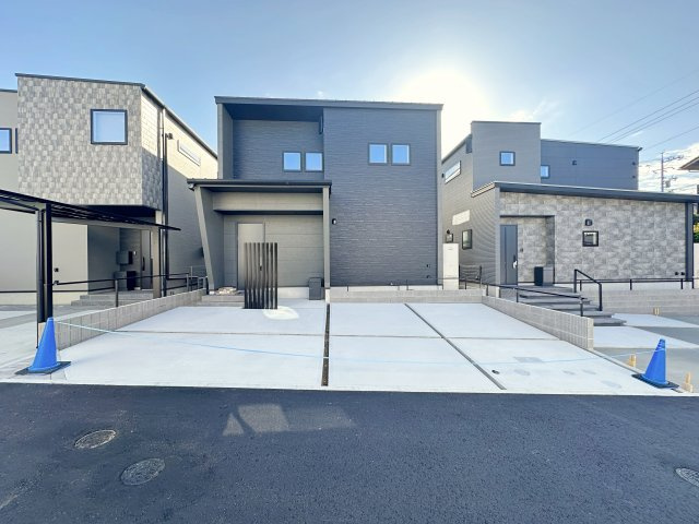 廿日市市阿品4丁目 No.2の駐車場|カースペースは並列3台駐車可能☆
広々とした駐車スペースは来客時も安心です♪