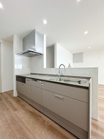 廿日市市阿品4丁目 No.2のキッチン|人造大理石天板使用のシステムキッチン☆
人造大理石天板は水垢が付きにくく汚れが落ちやすいのでお手入れも楽ちんです♪