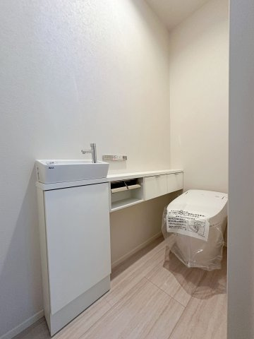 廿日市市阿品4丁目 No.4のトイレ|1階のウォシュレットトイレ☆
自動開閉機能付きの高機能タンクレストイレです♪