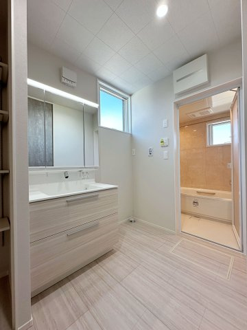 廿日市市阿品4丁目 No.4の洗面所|シャワー付き洗面化粧台☆
収納スペースも豊富にあり、水栓はタッチレスで手をかざすだけで水が出てきます♪