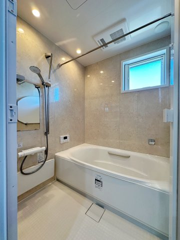 廿日市市阿品4丁目 No.4の浴室|浴室乾燥機気の付き1坪タイプの浴室☆
さらにBluetoothスピーカー内蔵で音楽や動画を楽しみながら入浴することができます♪